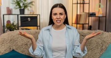  7 jel, ami disszociatív személyiségzavarra utal 