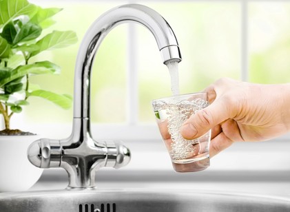 Csapvíz vagy palackozott víz? A szakértők szerint ez lehet a legegészségesebb választás című cikk nyitóképe