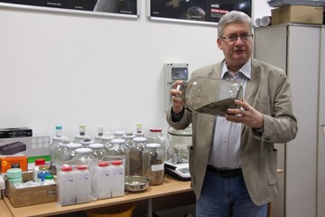 © Magyar Agrár- és Élettudományi EgyetemDr. Barkó György kezében a holdtalajjal.