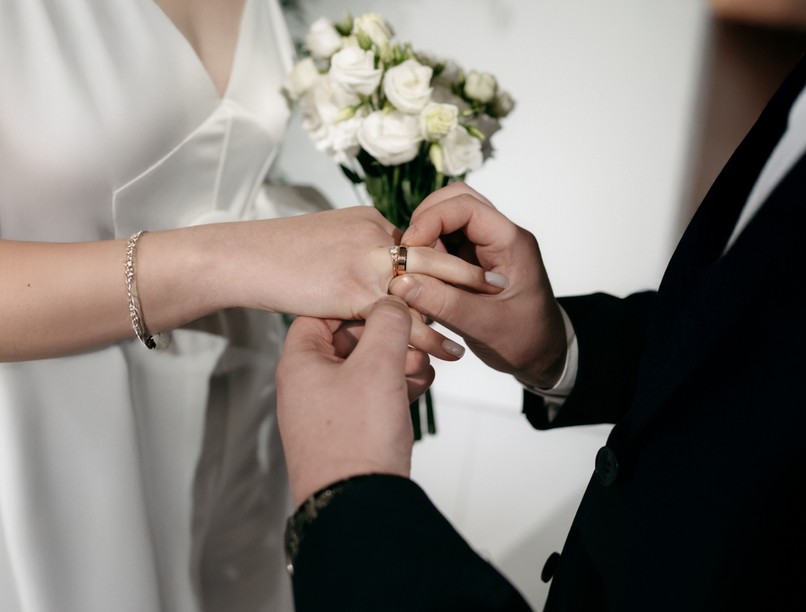 hírek oltár esküvő menyasszony összeesett mentő