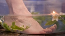 Repedezett sarkak ellen zöldteás lábfürdő: tényleg hat és még jól is esik! Így készítheti el otthon a gyógyító főzetet című cikk nyitóképe