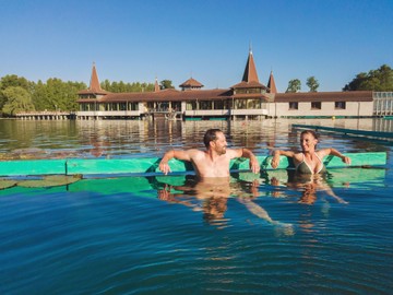 A Balaton közelében található Európa legnagyobb természetes gyógytava. Különleges élmény a párafelhő alatt rejtőzködő tóban a tavirózsák között lebegni.