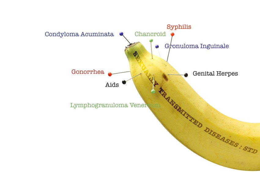 Férfiakban manapság legtöbbször az anális (végbéltáji) régiót betegíti meg az LGV, tünetként gyakorta fájdalmas gyulladás, véres, gennyes székletürítés (proctitis) jelentkezik.
