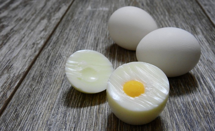 A tojás belső, kerekded, sárga része, a tojás össztömegének kb. harmadát adja. A tojássárgája tartalmaz fehérjét, zsírt, vasat, A-, B-, C-, D-, E-vitaminokat. A csírakorong is itt található a tojásban, amely megmutatja, hogy megtermékenyült-e, vagy sem, ez azonban nem befolyásolja a tojás minőségét.