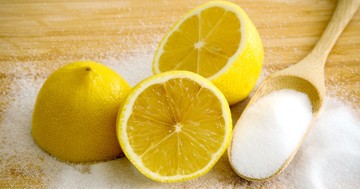  Vágjon félbe egy citromot, majd sózza meg: az olasz háziasszonyok titkos trükkje, amit Ön is imádni fog 