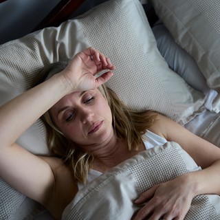 Átizzadja az ágyneműt éjszaka? Ezek a betegségek is állhatnak mögötte című cikk nyitóképe
