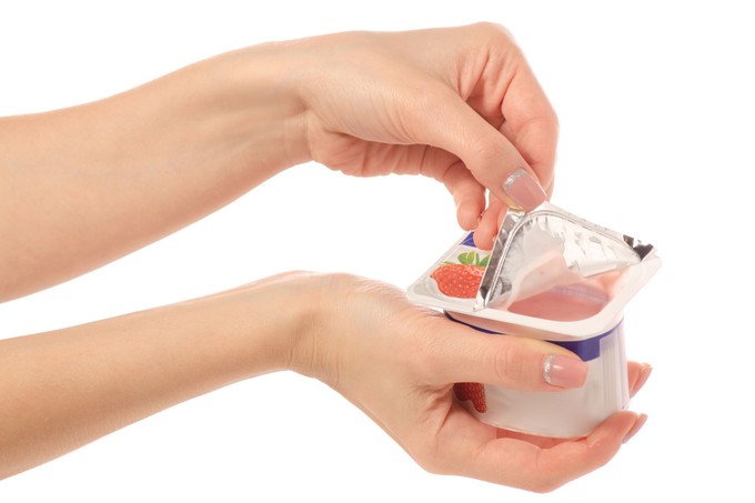 Vajon mi az a folyadék a joghurt tetején? A dietetikusok elárulják, vajon le kell-e róla önteni című cikk nyitóképe