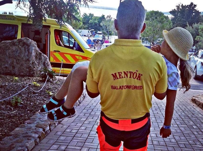 A Folly arborétumba kérték a mentők segítségét, miután egy kislány csúszdázás közben megsérült.