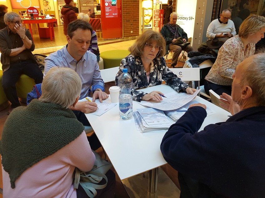 5 orvos állt az érdeklődök rendelkezésére.