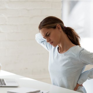 Kisugárzó fájdalom a lábba és a karba: ezek a porckorongsérv kezdeti tünetei című cikk nyitóképe