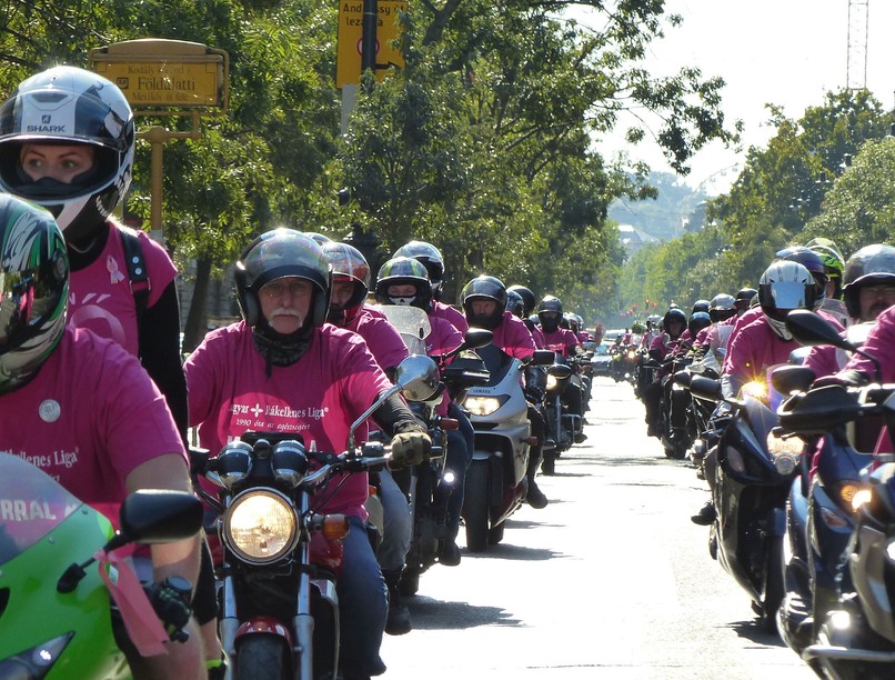 A felvonulás célja felhívni a figyelmet az emlőrákra és a szűrővizsgálatok fontosságára.