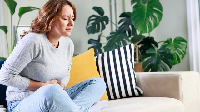 Gyomorégés, savasodás, rekedtség: ezek a nyitott gyomorszáj tünetei