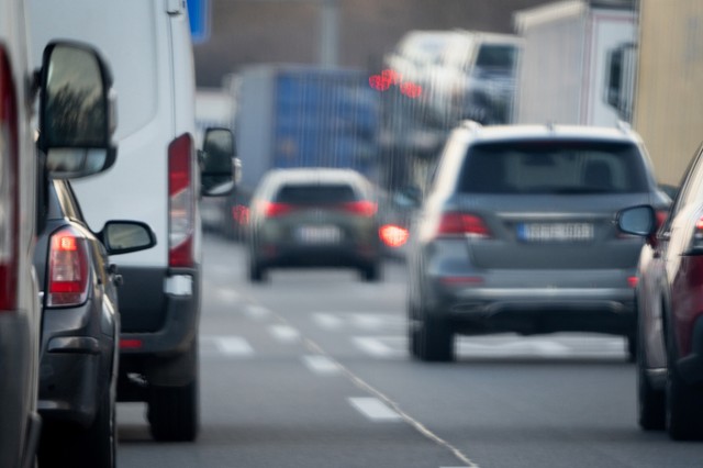 Úgy okozott balesetet, hogy közben maga is egy balesetet nézett az M1-es autópályán