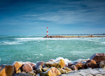 A Balaton vize már elkezdett befagyni, de még életveszélyes rámenni című cikk nyitóképe