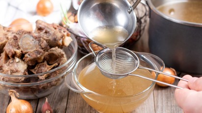 Csontleves vagy csirkehúsleves  tesz jobbat a bélrendszer egészségének? A szakértők szerint egyértelmű a válasz című cikk nyitóképe