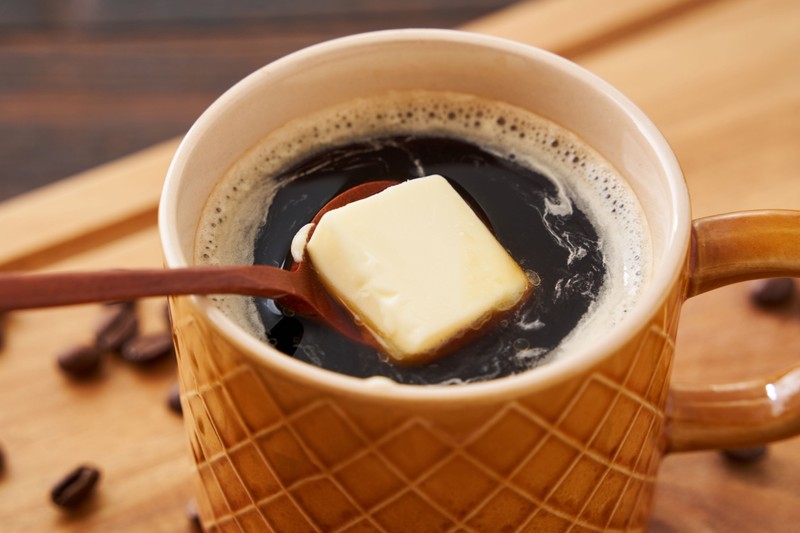 Vajas kávé fogyáshoz? Merész húzásnak tűnik, de többen is ajánlják