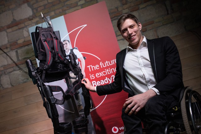 Ekso Bionics: a robottechnológiának köszönhetően egy tolószékes újra képes lesz járni