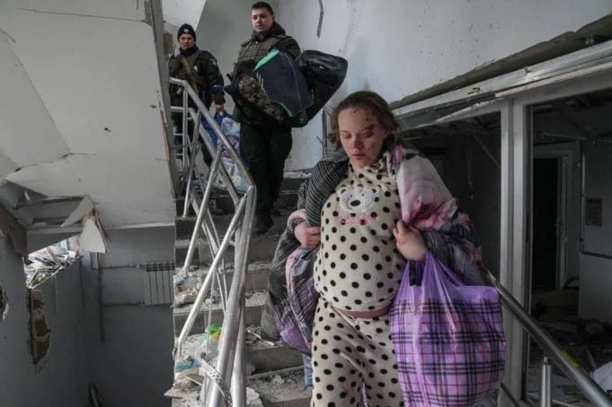 Kislánya született a lebombázott mariupoli kórházból kimenekített kismamának