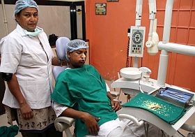 Extrém: egy 12 éves indiai fiú többszáz fogképződményét húzták ki...