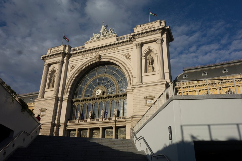 Meghalt egy taxis a Keleti pályaudvarnál - folyik a helyszínelés