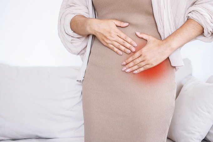 Mi okozza a bal alsó hasi fájdalmat nőknél? Ezek a nőkre jellemző okok és a legfontosabb figyelmeztető jelek című cikk nyitóképe