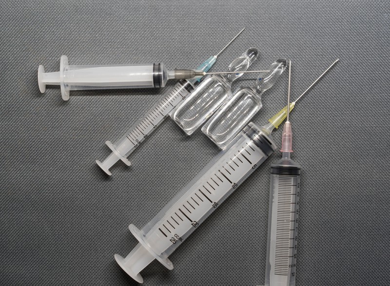 Néhány ezer forintért árulnak hamis védettségi igazolványt és vakcinákat