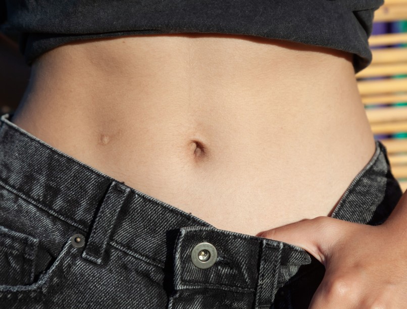 megérint hozzányúl köldök kellemetlen miért