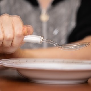 Kézremegés: a Parkinson-kór kezdetén nyugalmi állapotban jelentkezik című cikk nyitóképe