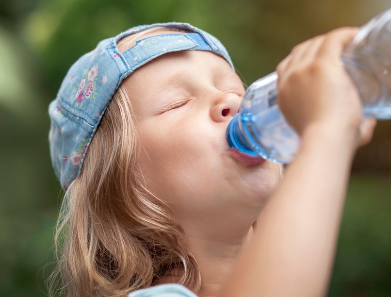 műanyag kupak fulladás fuldoklás Heimlich fogás manőver műfogás