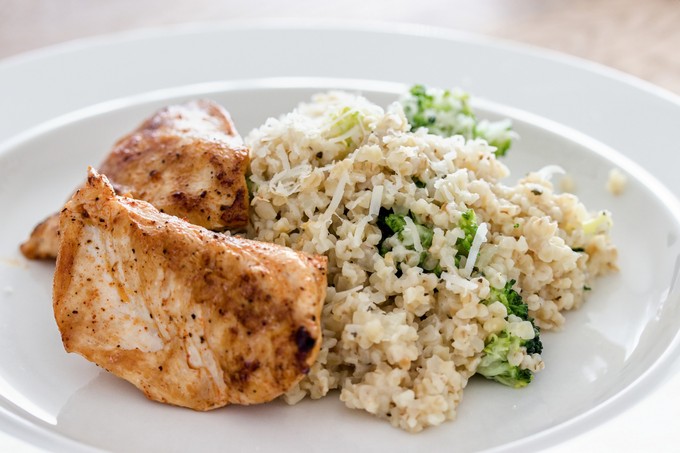 Könnyű csirkemell zöldfűszeres bulgurral című cikk nyitóképe