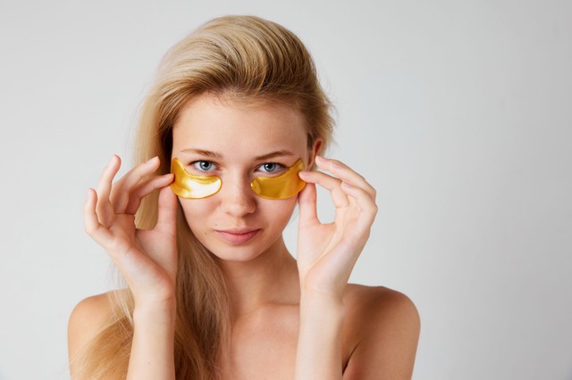 Egyszerű módszer a szem alatti karikák ellen: készítse el saját szem maszkját két hozzávalóból!