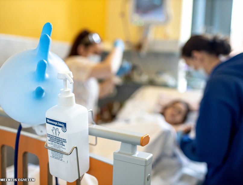 Felgyógyult a koronavírus-fertőzésből a 7 éves kislány, akit a Semmelweis Egyetem klinikáján kezeltek. / Fotó: Semmelweis Egyetem