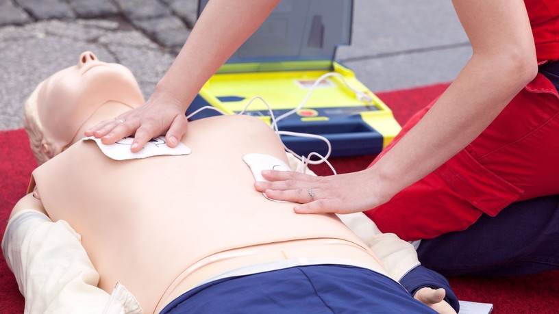 életmentés, utca, félautómata defibrillátor, újraélesztés
