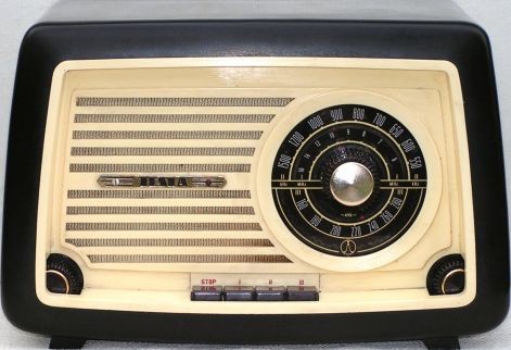 Nikola Tesla tette fájl első szabadalom feltalálta a rádiót 1897, amely megkapta a neki az Egyesült Államokban 1900. Marconi is nyújtott be egy szabadalmat az USA-ban ugyanebben az évben (1900), mint az első feltaláló a rádió.