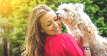  Veszélyes kutyapuszik - ezért ne hagyja, hogy a kutyája nyalogassa az arcát! 