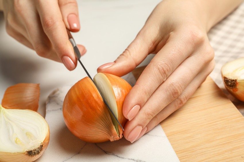 A hagyma természetes butiráttermelő rostjai segítik a bélrendszer regenerációját és a gyulladások csökkentését.