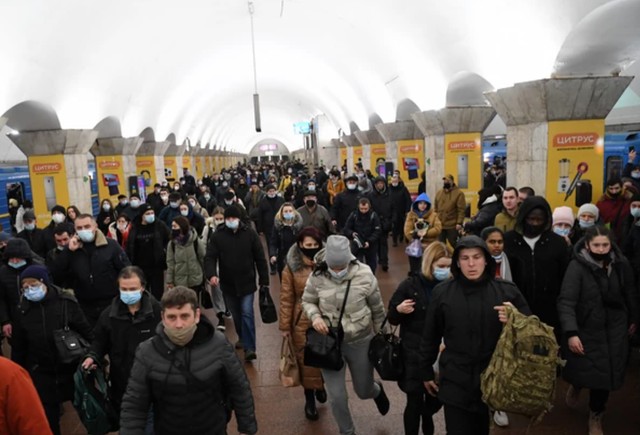 Pánik és rettegés: bunkerré változtak Kijevben a metróállomások