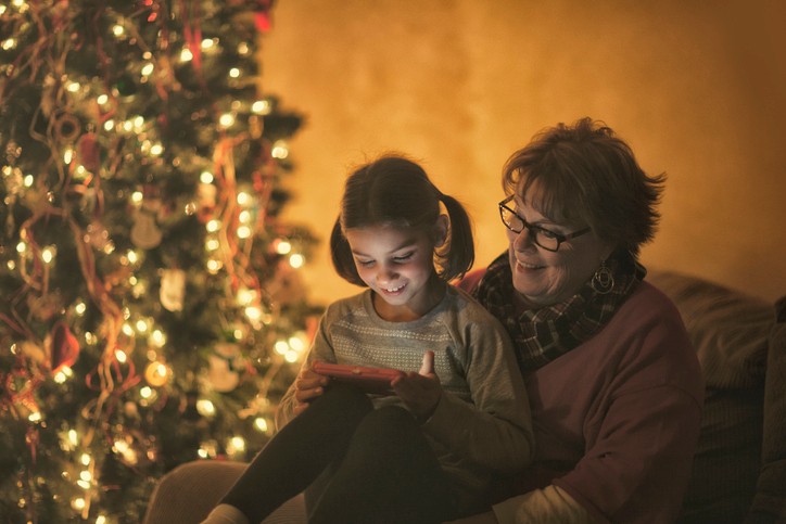 Így lehet biztonságos a karácsonyunk, ha idős családtaggal ünneplünk együtt