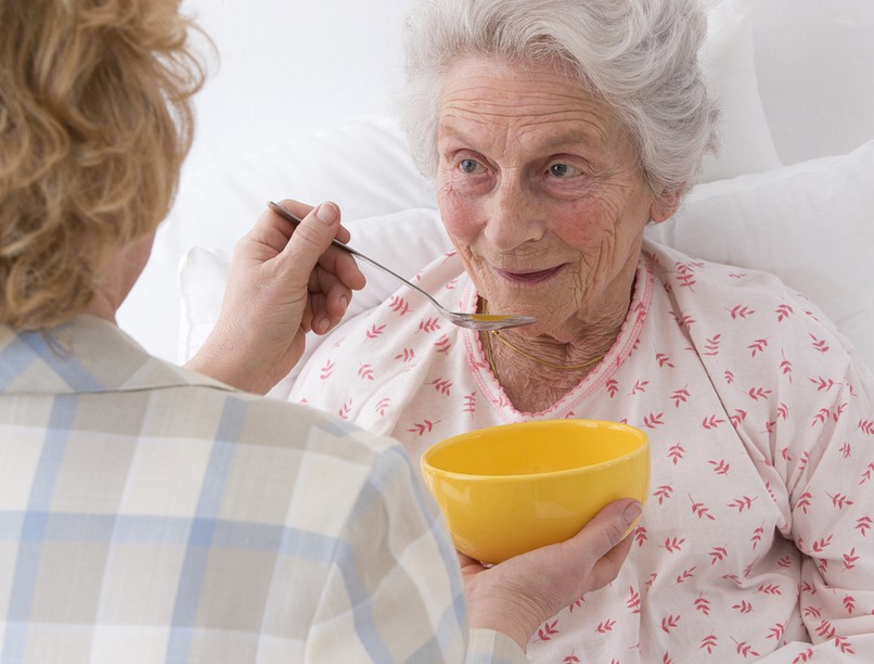 otthonápolás, otthoni ápolás, időgondozás, etetés, táplálás