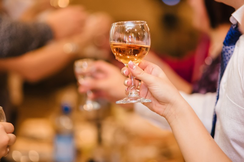 Gyógyszert szedek, egy pohár bort azért megihatok? A szakgyógyszerész válaszol