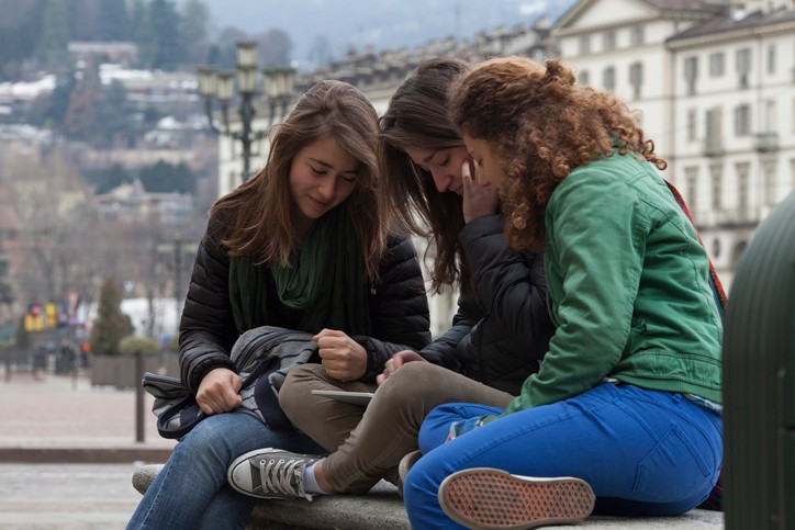 Diákokat ellenőriznek a rendőrök: tanítási időben a plázákban és az utcán korzóznak