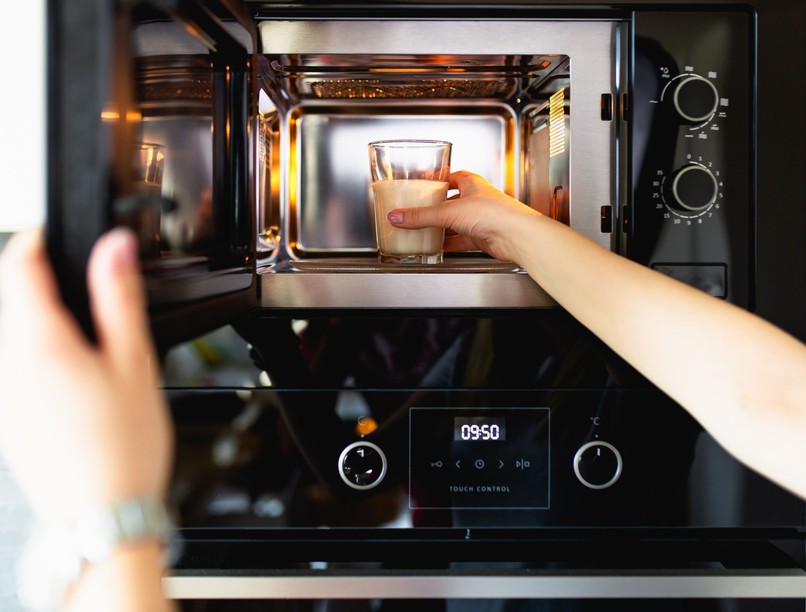 Mennyire veszélyes mikrohullámú sütőben vizet és tejet melegíteni