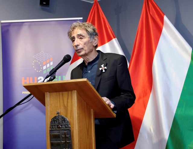 A világhírű orvos, Máté Gábor a Magyar Érdemrend tisztikeresztjét vehette át