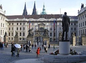 Turisták vigyázat! Drogpiac lett a Vencel tér!