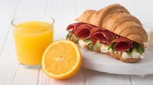 Szalámi mellé C-vitamint is kellene enni, inni, szedni! A tudósok szerint gátolja a gyomorban a rákkeltő folyamatokat című cikk nyitóképe
