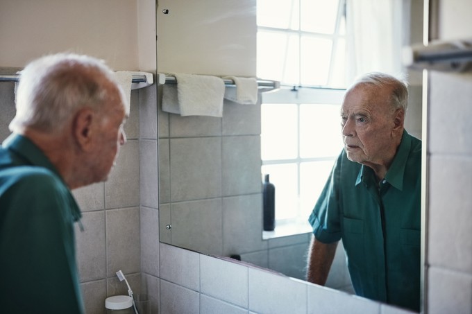 Alzheimer-kór első jelek: a beteg a saját tükörképével beszélget, vagy éppen nem érti, mit jelent a televízió című cikk nyitóképe