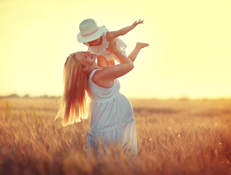 terhesen emelgetés káros baba ölben