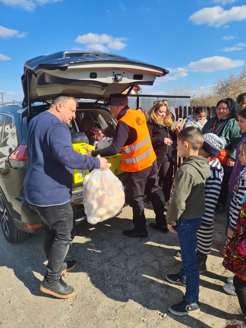 Büszke vagyok arra, hogy ilyen nehéz időkben összetartanak a romák, nagy családok csapatokban jönnek Ukrajnából, és nagyon vigyáznak egymásra – mondta Zsolti gazda.