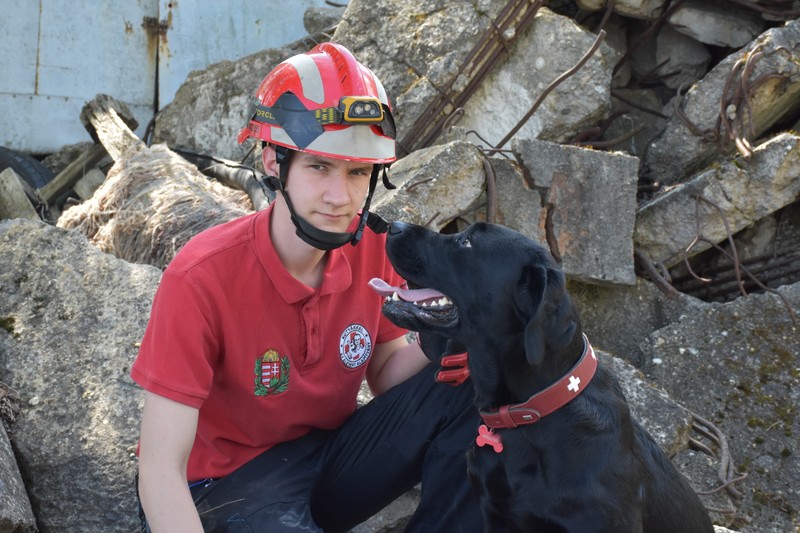 Orvosnak készül a legfiatalabb törökországi kutyás mentő