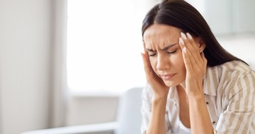 Fejfájás típusok: ezt jelzi a tompa, a lüktető és a szúró fájdalom